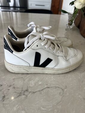 Veja White Tennis Shoes Size 8